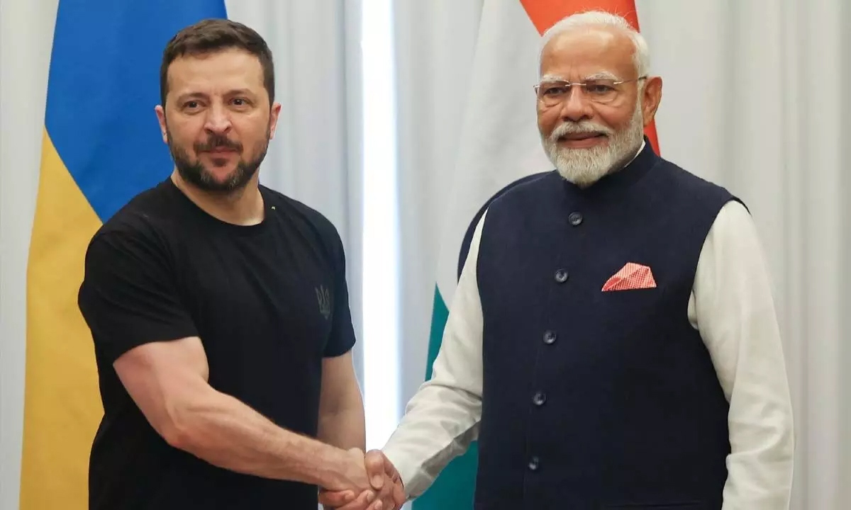 Thủ tướng Ấn Độ Narendra Modi gặp Tổng thống Ukraine Volodymyr Zelensky bên lề Hội nghị thượng đỉnh G7. Ảnh: Twitter.
