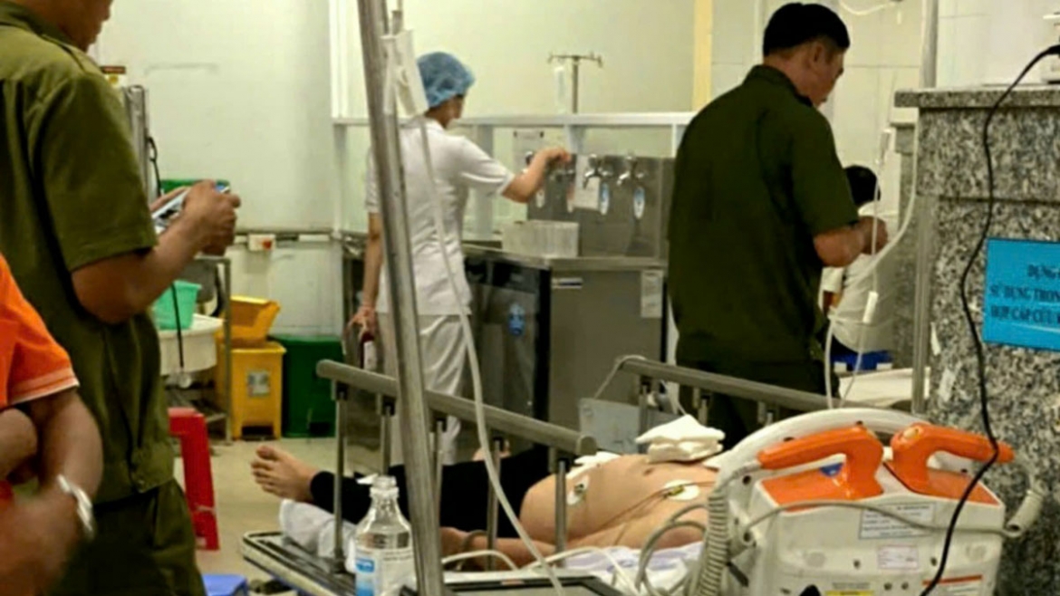 Nam thanh niên được đưa đi cấp cứu. (Ảnh: ĐC)