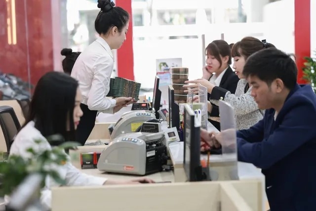 Ngân hàng tìm cách đa dạng hoá nguồn thu, tiết giảm chi phí trong bối cảnh tăng trưởng tín dụng vẫn chậm