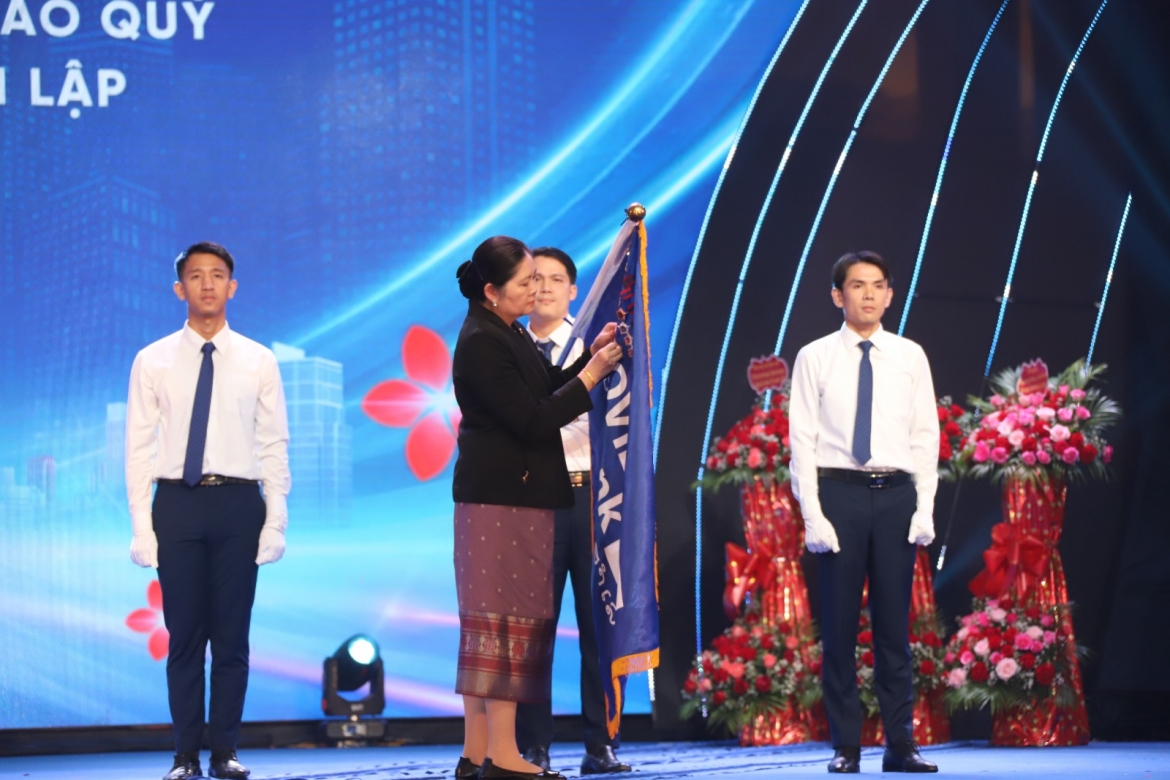 Ngân hàng Liên doanh Lào-Việt đón nhận Huân chương Lao động hạng Nhất của Nhà nước Cộng hòa Lào