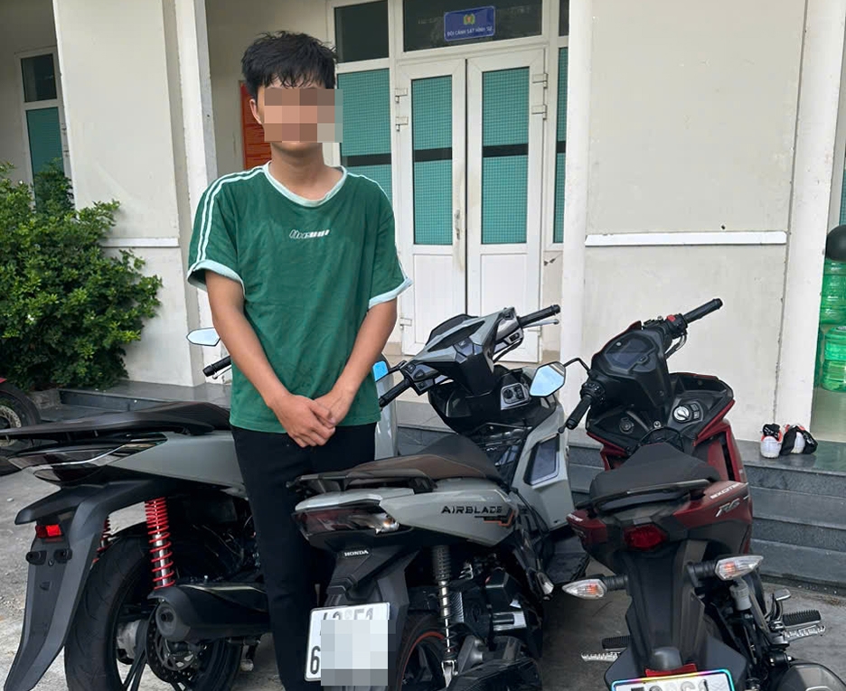 Ngô Xuân Cường cùng các xe máy của vụ việc