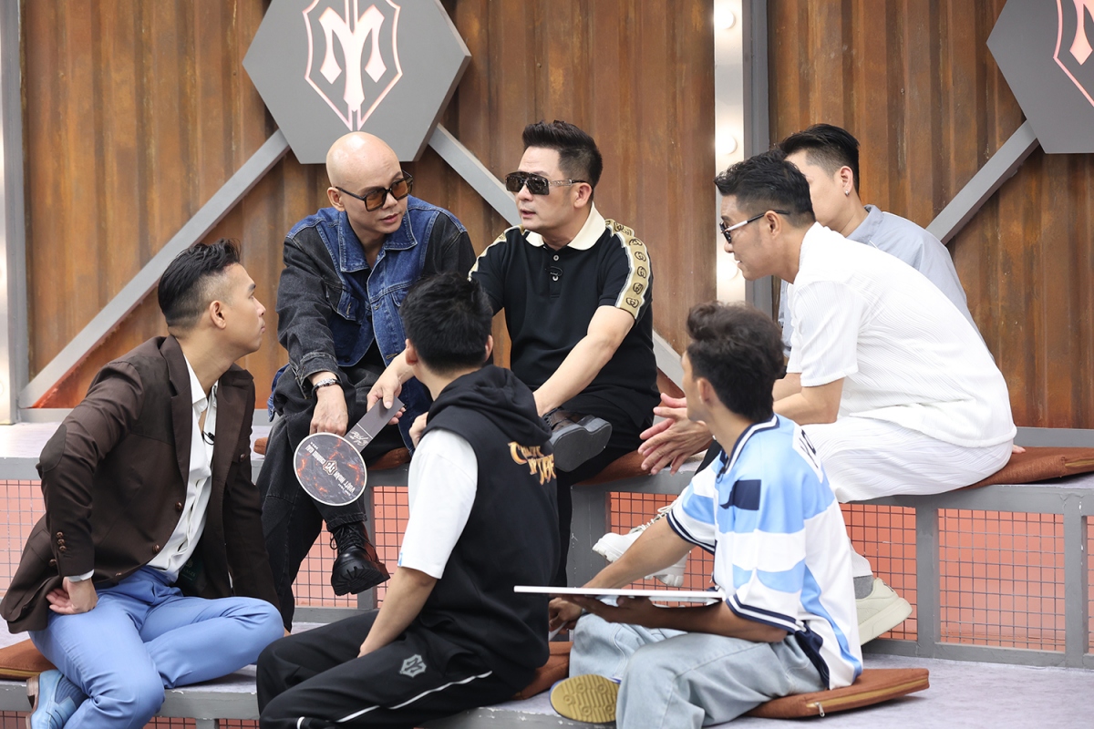 Nhà Mứt Gừng: Thủ lĩnh Bằng Kiều, Trương Thế Vinh, Hồng Sơn, Phan Đinh Tùng, Đỗ Hoàng Hiệp, Phạm Khánh Hưng, Duy Nhất.