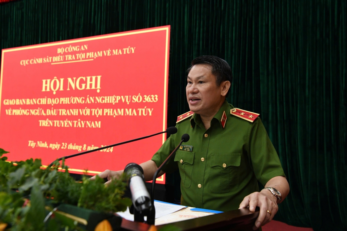 Trung tướng Nguyễn Văn Viện - Cục trưởng C04 báo cáo tình hình phòng ngừa, đấu tranh với tội phạm ma túy trên tuyến Tây Nam. (Ảnh: C04)