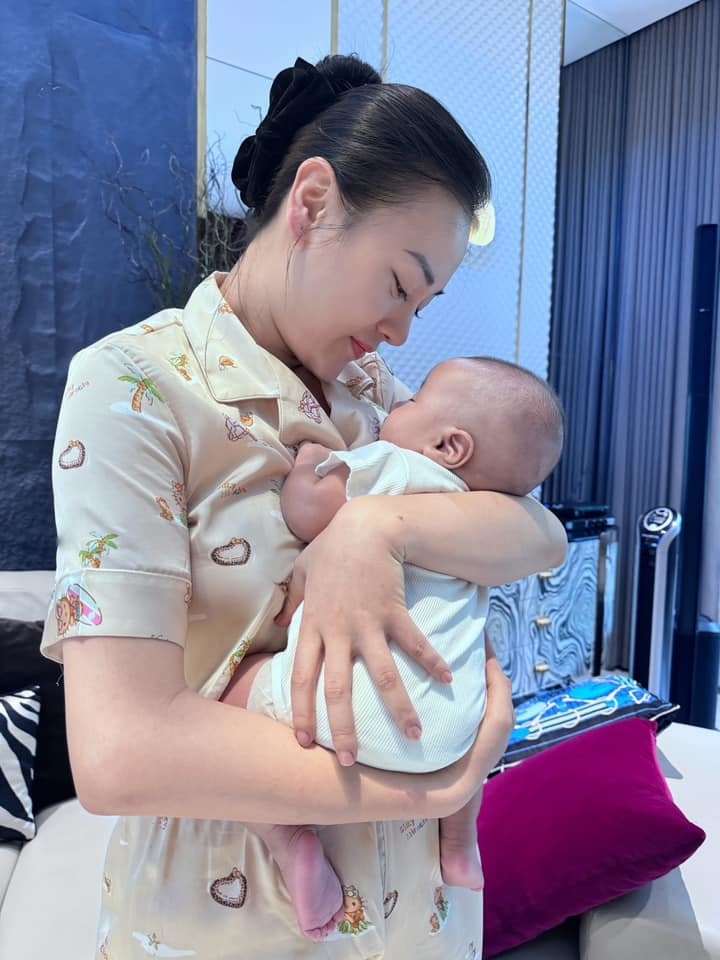 Sao Việt 19/8: Diễn viên Phương Oanh khiến fan thích thú khi chia sẻ hình ảnh mặc đồ bộ, để mặt mộc ở nhà trông con, khác biệt hoàn toàn với vẻ sành điệu mỗi khi ra đường.