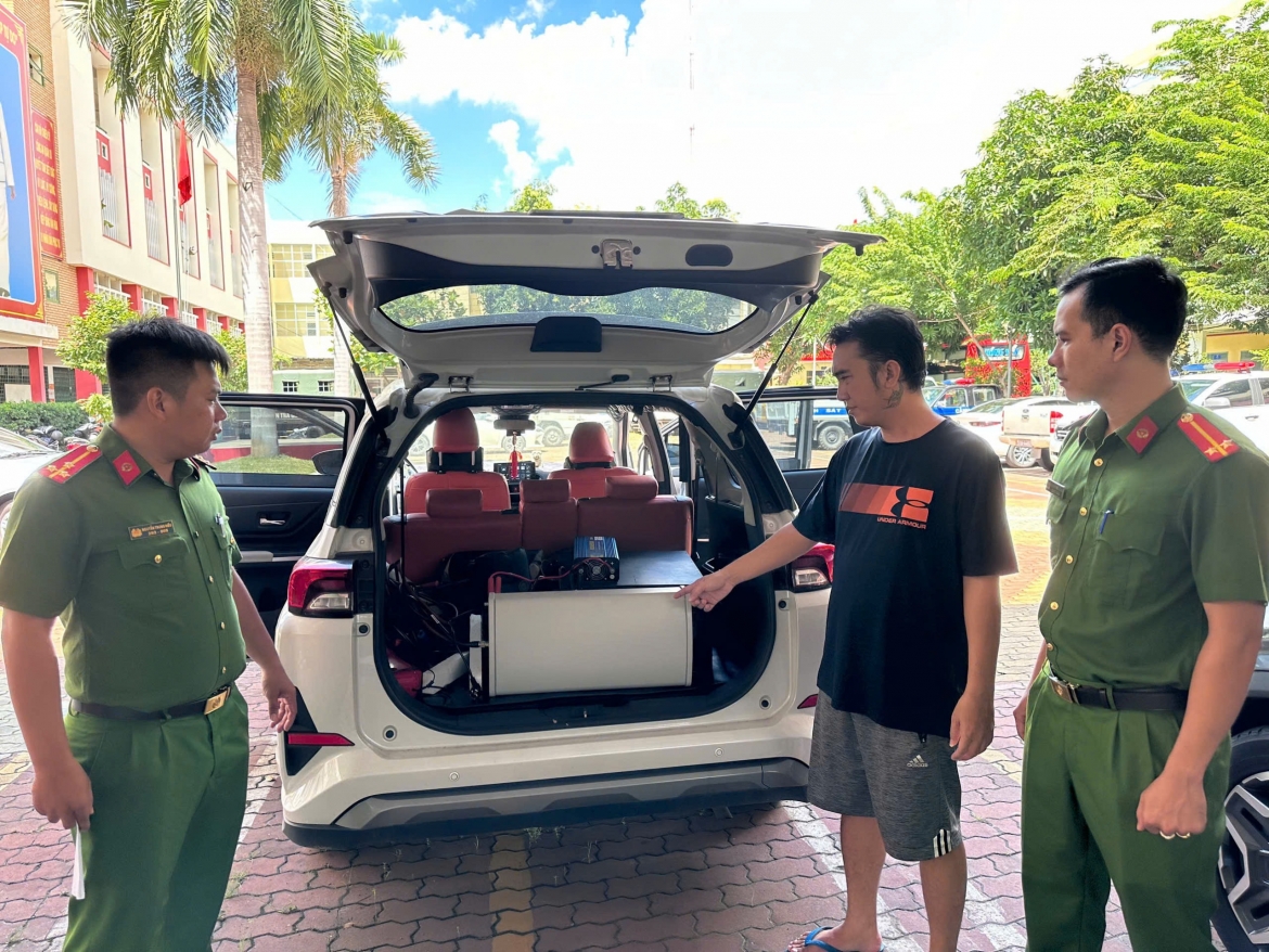 Phương tiện, thiết bị liên quan được các đối tượng sử dụng làm trạm BTS giả để phát tán tin nhắn cá cược. (Ảnh: Bảo Trân)