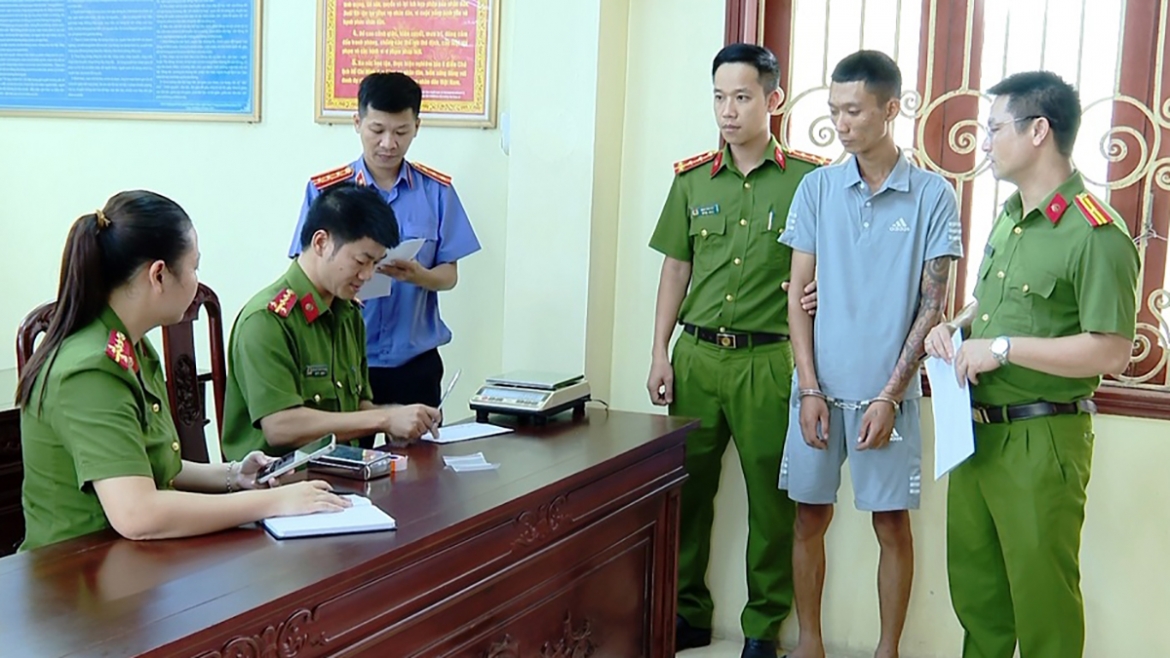 Trần Cao Hoàng cùng tang vật tại Cơ quan công an