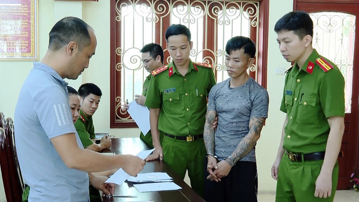 Đối tượng Nguyễn Đình Giang cùng tang vật tại Cơ quan Công an