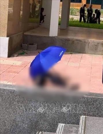 Thi thể nạn nhân được phát hiện tại khuôn viên trụ sở chính của Trường cao đẳng Việt - Hàn ( Quảng Ninh). (Ảnh: TTXVN phát)