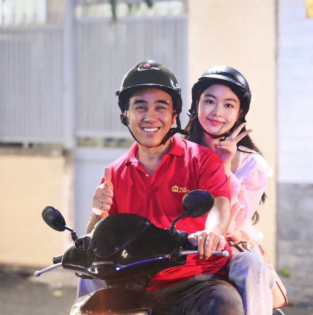 Sao Việt 31/8: Khi con gái đầu lòng nhận nhiều ý kiến trái chiều về màn trình diễn trong show Chung Thanh Phong hôm 26/8, MC Quyền Linh cho biết Lọ Lem chưa từng học catwalk và không có ý định hoạt động showbiz.