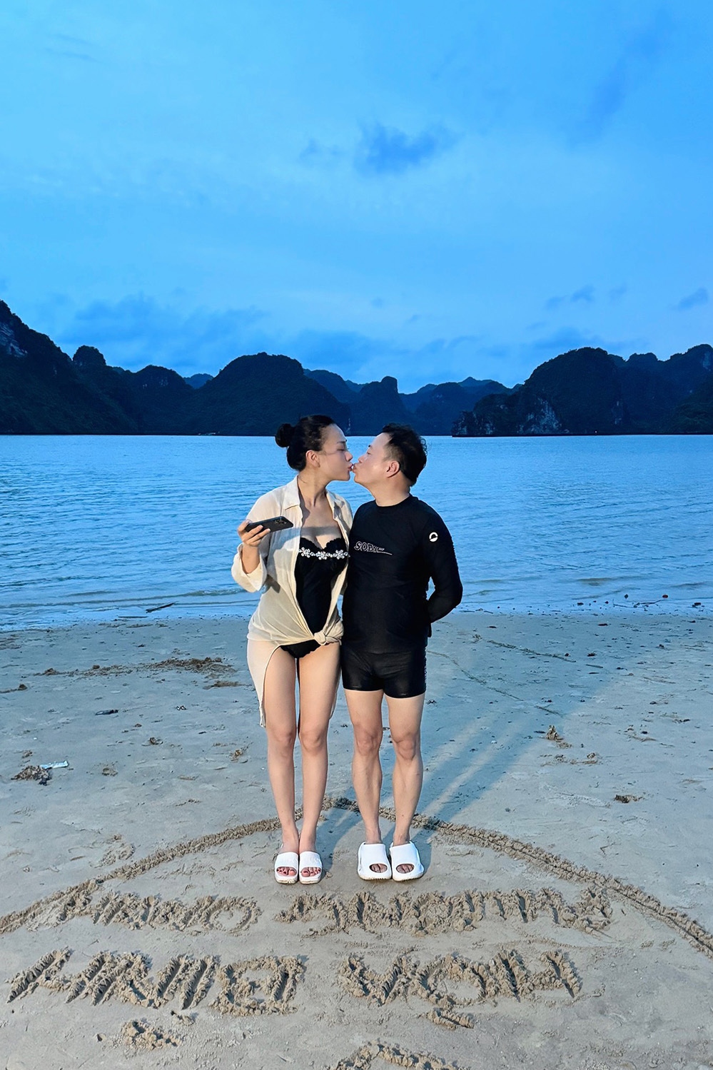 Lần đầu trốn hai con song sinh đi du lịch riêng, vợ chồng Phương Oanh - Shark Bình dành ba ngày ở Vịnh Hạ Long trải nghiệm du lịch sinh tồn. Đây là ý tưởng của nữ diễn viên khi muốn có những điều thật đáng nhớ trong dịp kỷ niệm.