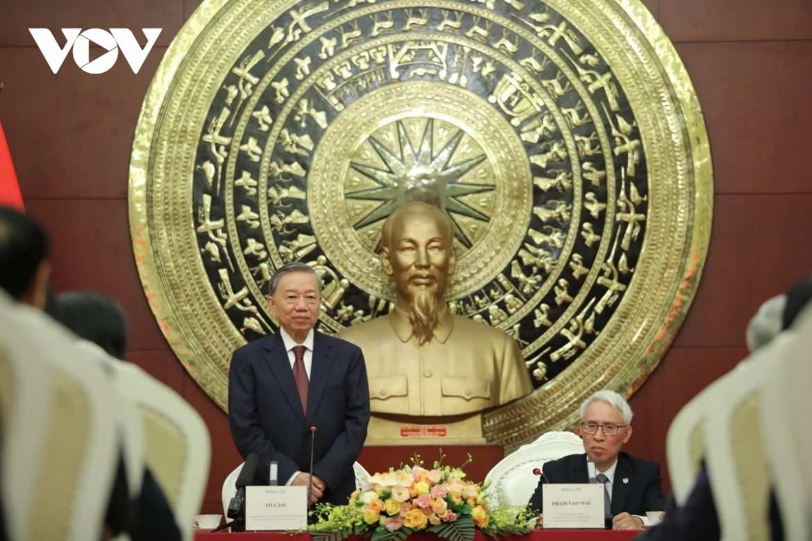 Tại Bắc Kinh (Trung Quốc), Tổng Bí thư, Chủ tịch nước Tô Lâm cùng Phu nhân và Đoàn đại biểu cấp cao Việt Nam đã đến thăm, làm việc với Đại sứ quán Việt Nam tại Trung Quốc; gặp gỡ và nói chuyện với cán bộ, nhân viên Đại sứ quán và đại diện cộng đồng người Việt Nam đang sinh sống, học tập và làm việc tại Trung Quốc. Tổng Bí thư, Chủ tịch nước Tô Lâm đề nghị, thời gian tới cộng đồng người Việt Nam tại Trung Quốc tiếp tục nâng cao tinh thần đoàn kết, giúp đỡ nhau cùng phát triển; nỗ lực phấn đấu vươn lên, hội nhập tích cực, tuân thủ pháp luật và đóng góp cho sự phát triển của nước sở tại; đồng thời, luôn hướng về quê hương, đất nước, chủ động có những đóng góp thiết thực, hiệu quả cho sự nghiệp xây dựng và phát triển đất nước.