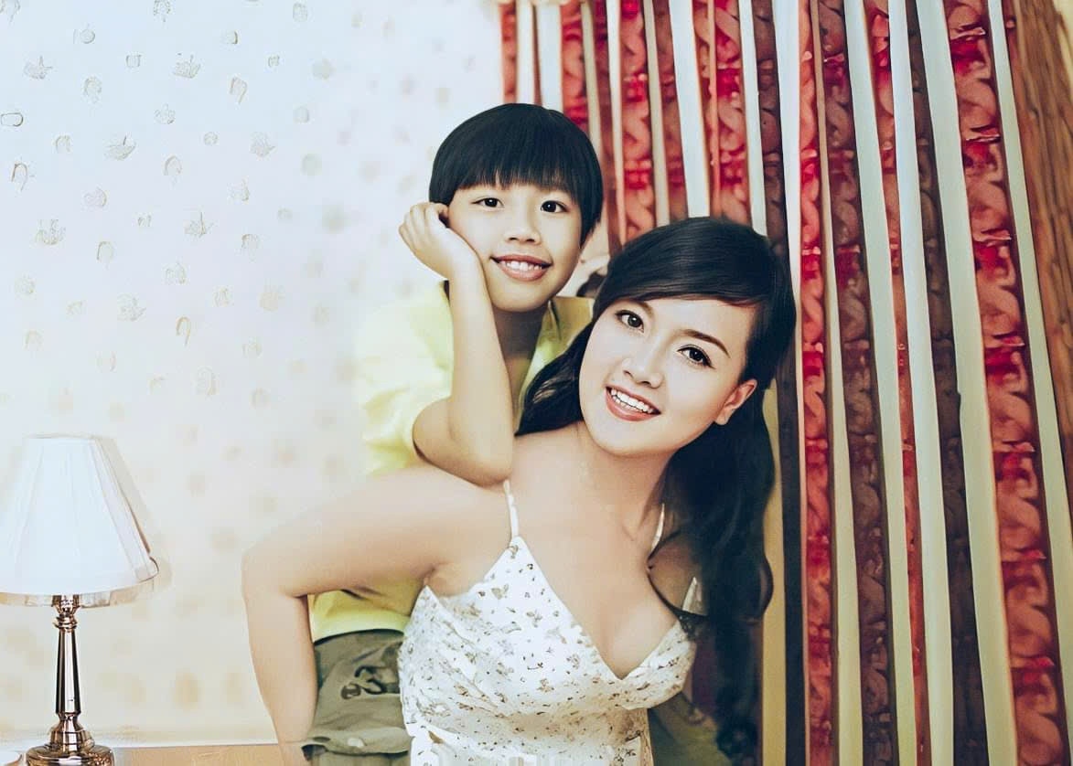 Vân Dung khoe ảnh thời trẻ bên con trai, nhan sắc xinh đẹp của nghệ sĩ khiến nhiều người ngỡ ngàng.