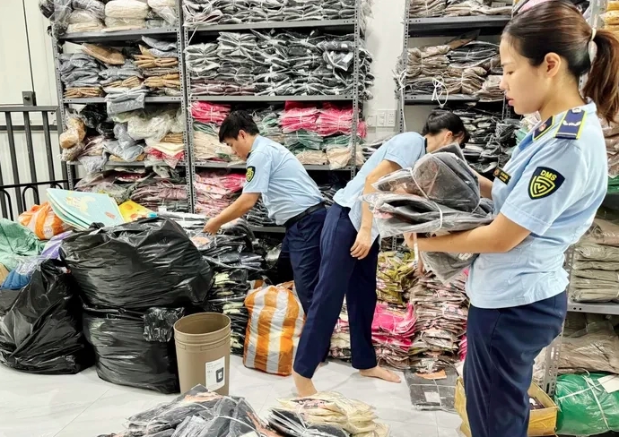 Kiểm tra kho hàng nhập lậu.