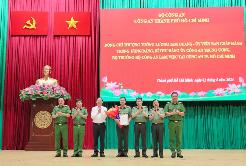 Thừa uỷ quyền của Thủ tướng Chính phủ, ngày 1/8 vừa qua, Bộ trưởng Bộ Công an đã trao Thư khen của Thủ tướng Chính phủ tặng Công an TP.HCM về thành tích trong đấu tranh chuyên án "VN10".