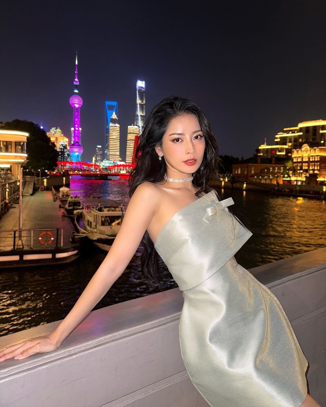 Chi Pu diện đồ phong cách tiểu thư, hóa quý cô yêu kiều khi đi sự kiện ở Thượng Hải (Trung Quốc). (Nguồn: FBNV)