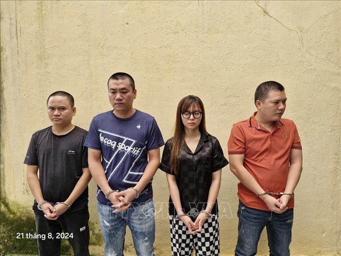 Các bị can trong đường dây "Lừa đảo chiếm đoạt tài sản; sử dụng mạng máy tính, mạng viễn thông, phương tiện điện tử thực hiện hành vi chiếm đoạt tài sản và rửa tiền". (Ảnh: TTXVN)