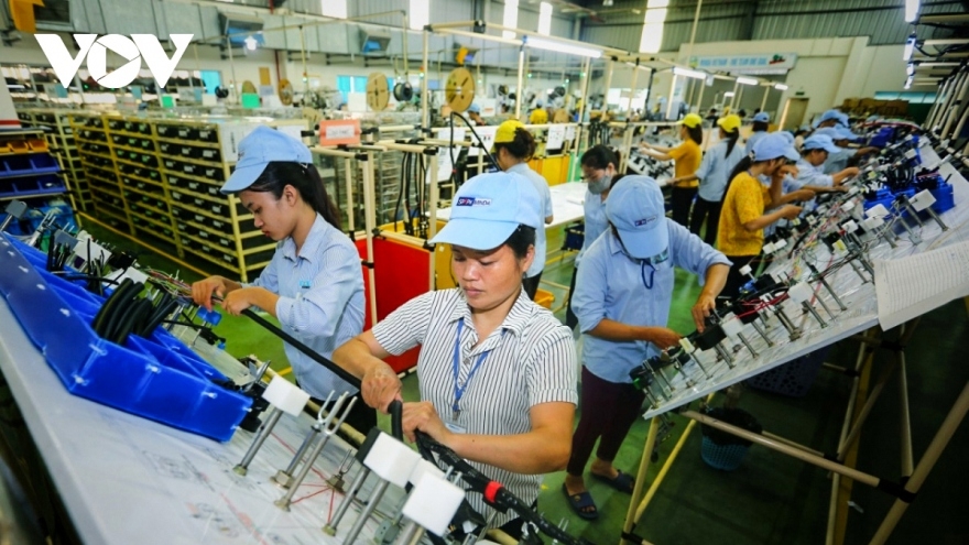 Công nhân làm việc tại khu công nghiệp