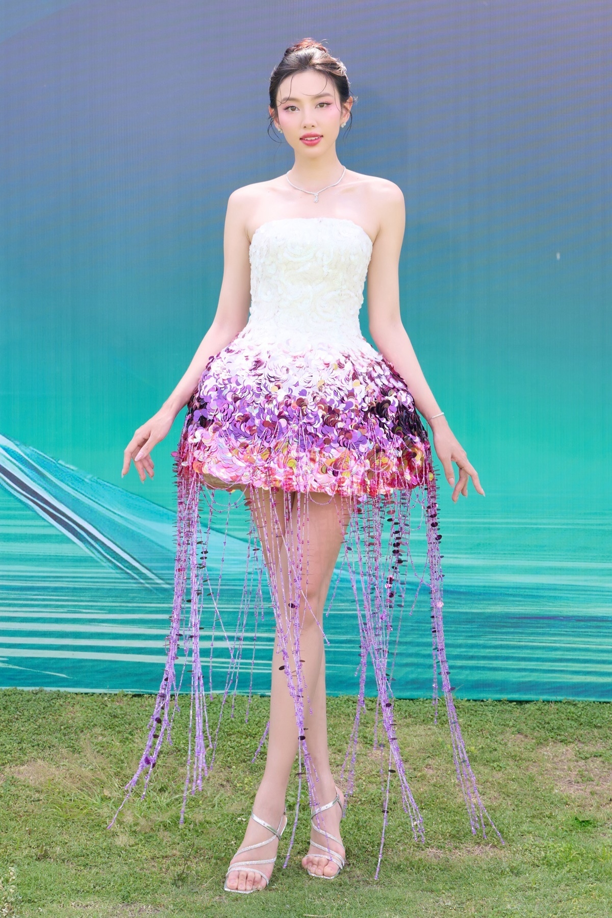 Thùy Tiên diện trang phục ấn tượng trên thảm đỏ họp báo công bố vương miện Miss Grand Vietnam 2024, chiều 2/8.