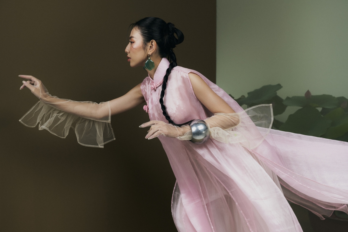Với những hình ảnh biểu tượng văn hoá truyền thống được tái hiện rõ nét thông qua áo dài, hoa sen, con rồng, Chùa Một Cột... Thuỳ Tiên cùng ekip đã khéo léo lồng ghép, khiến bộ ảnh trở nên thời trang hơn, thu hút khán giả bằng những màu sắc, biểu cảm khuôn mặt, và các chi tiết được vẽ 3D tinh xảo.
