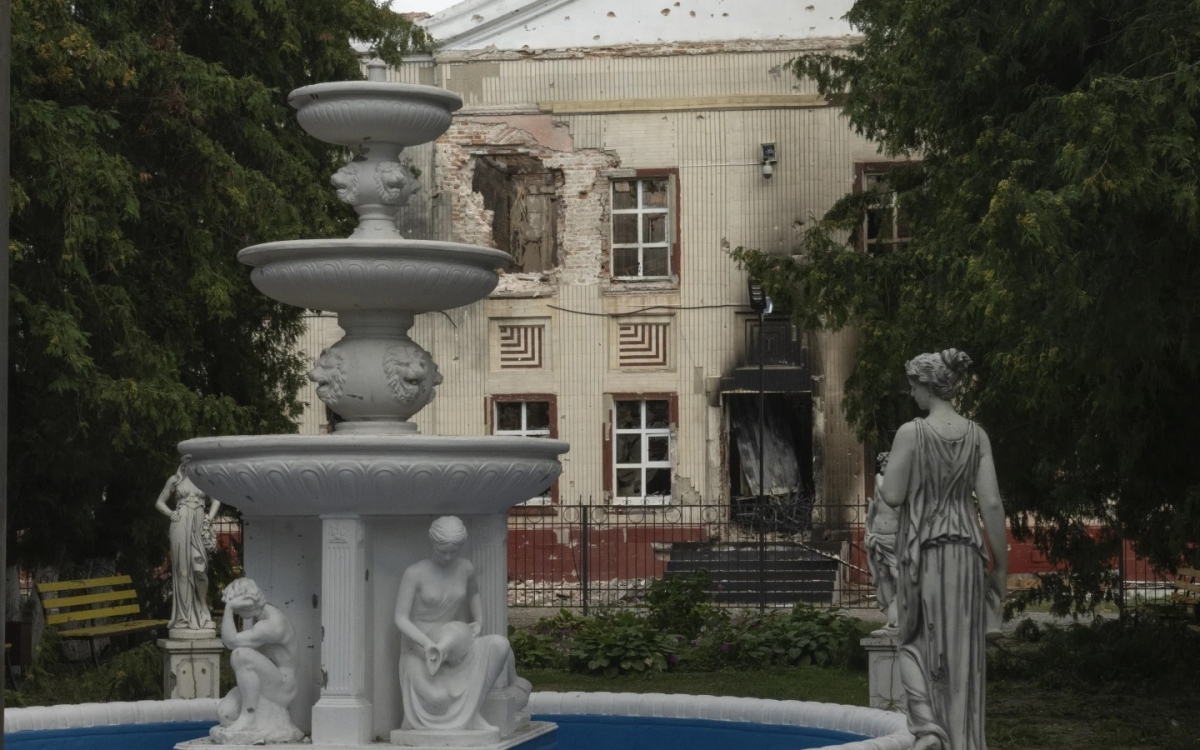 Tòa nhà lỗ chỗ vết đạn ở trung tâm thị trấn Sudzha của Nga nhưng đã bị quân đội Ukraine chiếm trong chiến dịch đột kích Kursk. Ảnh: AP.