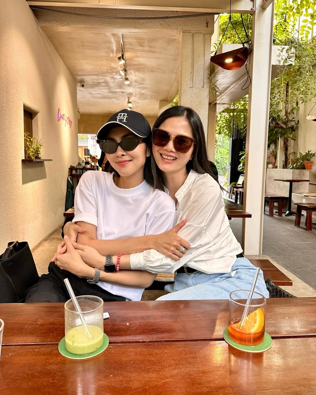 Trần Vân Anh, nữ diễn viên đóng vai Ngọc Diệp đanh đá trong phim truyền hình Bỗng dưng muốn khóc, cho biết cô đang có chuyến nghỉ hè cùng gia đình tại Việt Nam. Dịp này, cô hội ngộ bạn thân Tăng Thanh Hà.