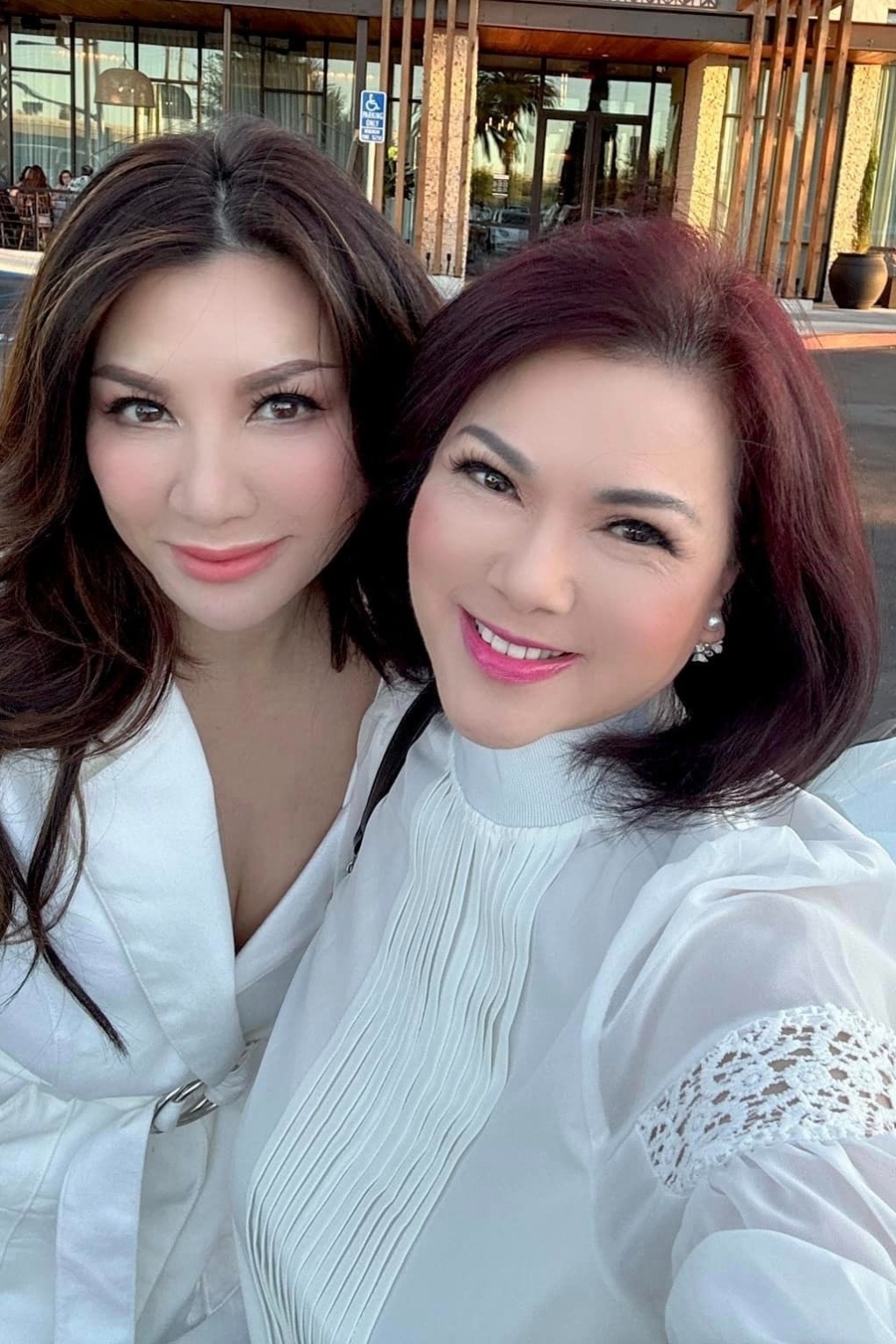 Biết nhau từ thời trẻ, từng thường xuyên diễn chung một sân khấu nhưng Trizzie Phương Trinh và Phương Loan - bà xã của nghệ sĩ Chí Tài - mấy năm gần đây mới trở thành chị em tri kỷ.
