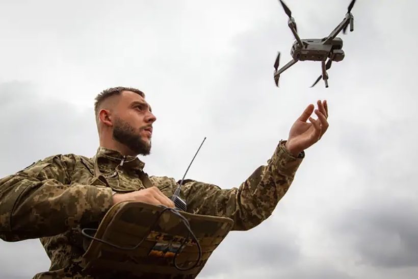 Binh sĩ Ukraine vận hành UAV. Ảnh: Getty