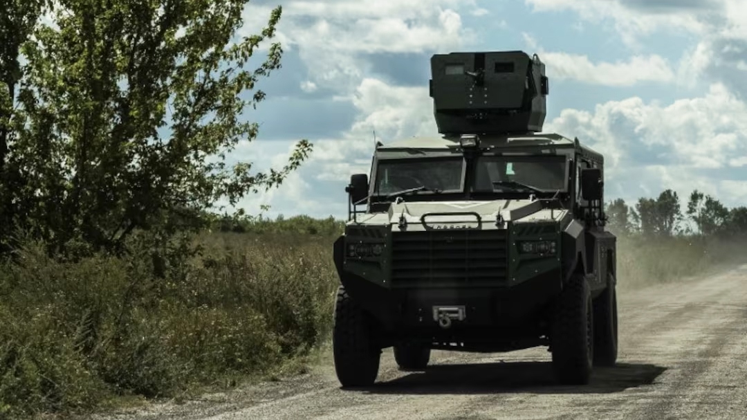 Lính Ukraine lái xe thiết giáp ở khu vực Sumy, giáp với tỉnh Kursk của Nga, ngày 12/8/2024. Ảnh: Reuters