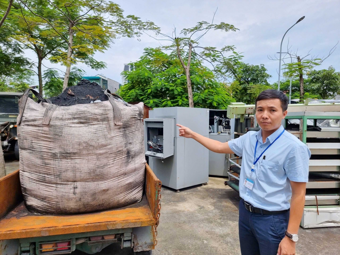Ông Nguyễn Công Đoàn – Phó Chủ tịch UBND xã Văn Môn chỉ rõ phương tiện đổ trộm chất thải nguy hại ra môi trường bị lực lượng chức năng thu giữ