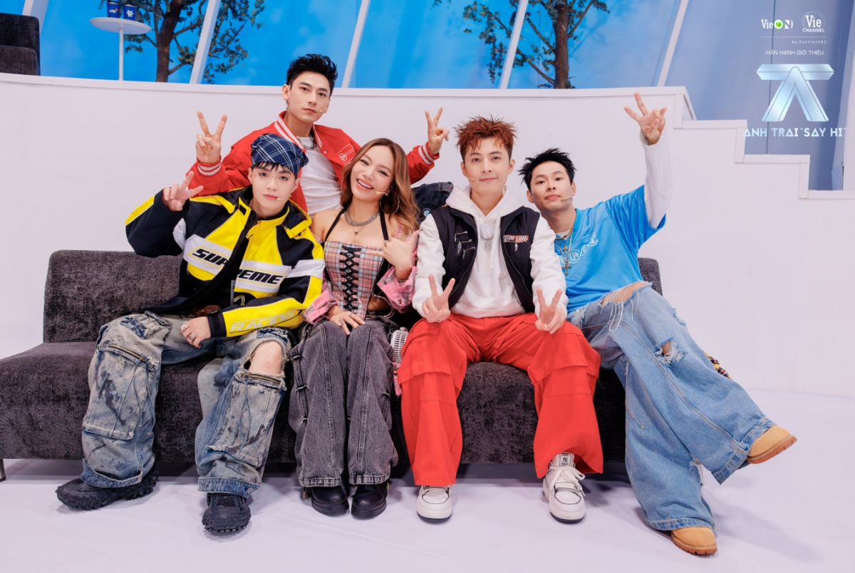 Team ISAAC với NEGAV, HURRYKNG, Gin Tuấn Kiệt và nữ ca sĩ khách mời Vũ Thảo My