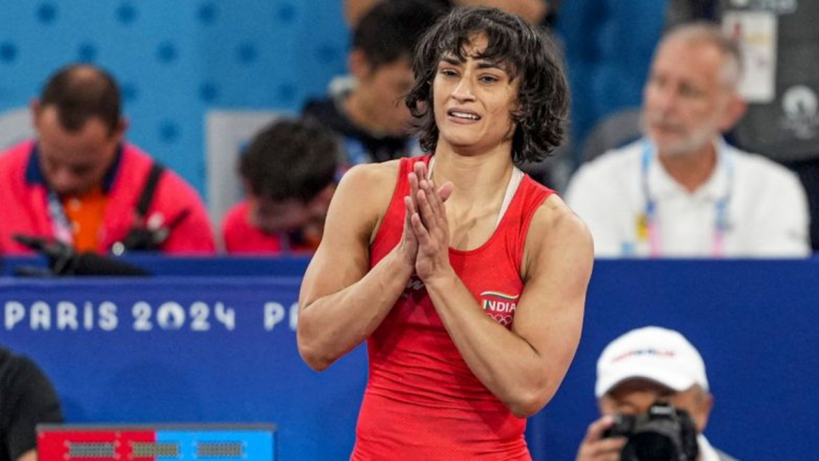 Nữ đô vật Vinesh Phogat không đủ điều kiện tham dự trận chung kết đấu vật nữ hạng cân 50 kg (Ảnh: PTI)