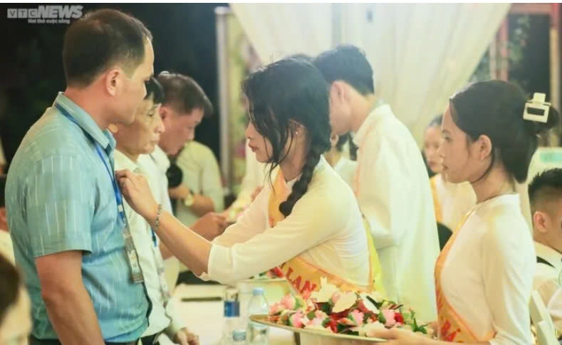 Nghi lễ quan trọng và không thể thiếu trong lễ Vu lan báo hiếu là nghi thức bông hồng cài áo. (Ảnh: Ngô Nhung)