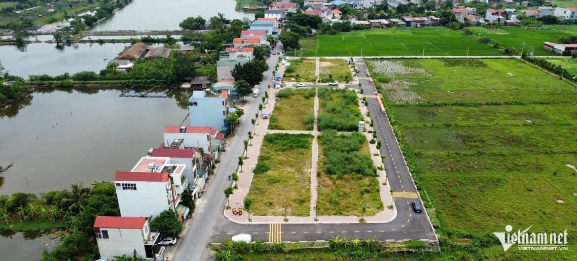 Khu đất đấu giá tại huyện Thanh Oai, xung quanh khu đất đấu giá là cánh đồng, hồ nước, khu dân cư cũ, chưa có hạ tầng gì đặc biệt, từ giá khởi điểm 8,6-12,5 triệu đồng/m2, giá trúng cao nhất đã vượt ngưỡng 100 triệu đồng/m2. Ảnh: Hồng Khanh