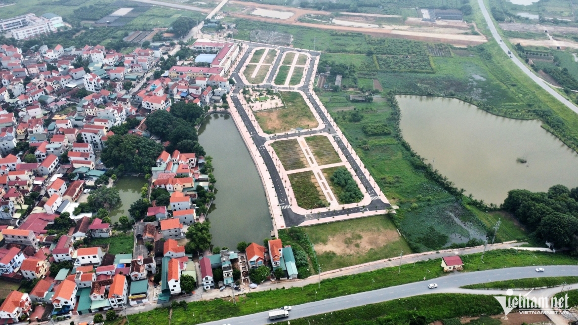 19 lô đất tại khu đất đấu giá thôn Lòng Khúc, xã Tiền Yên, huyện Hoài Đức nằm cạnh khu dân cư cũ, trường mầm non xã Tiền Yên và cánh đồng sản xuất nông nghiệp, hồ nước, giá trúng cao nhất là 133,3 triệu đồng/m2. 
