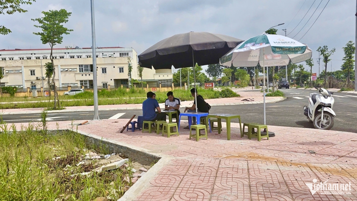 Điểm mua bán bất động sản cạnh khu đất vừa đấu giá tại Lòng Khúc, Tiền Yên, Hoài Đức. Ảnh: Hồng Khanh