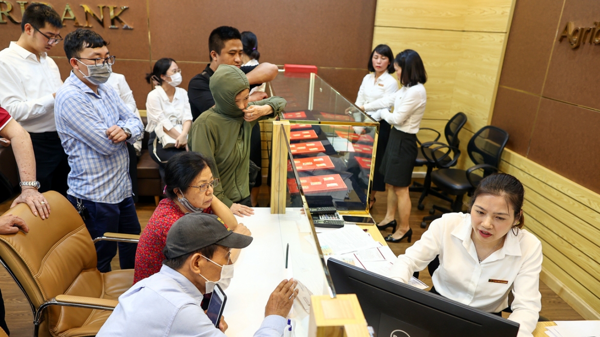 Những ngày đầu ngân hàng mở bán, người dân xếp hàng mua vàng - Ảnh: Phạm Hải