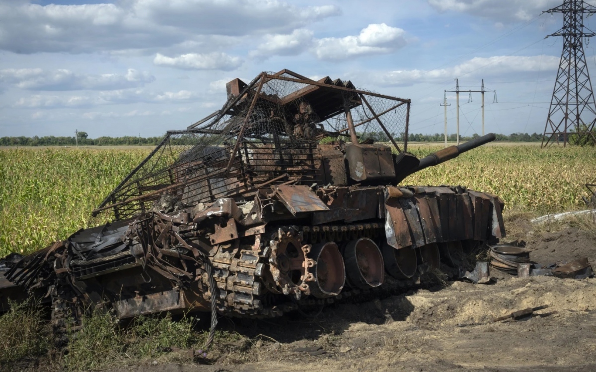 Một chiếc xe tăng (có giáp lồng bảo vệ) bị phá hủy tại thị trấn Sudzha, tỉnh Kursk của Nga. Ảnh: AP.