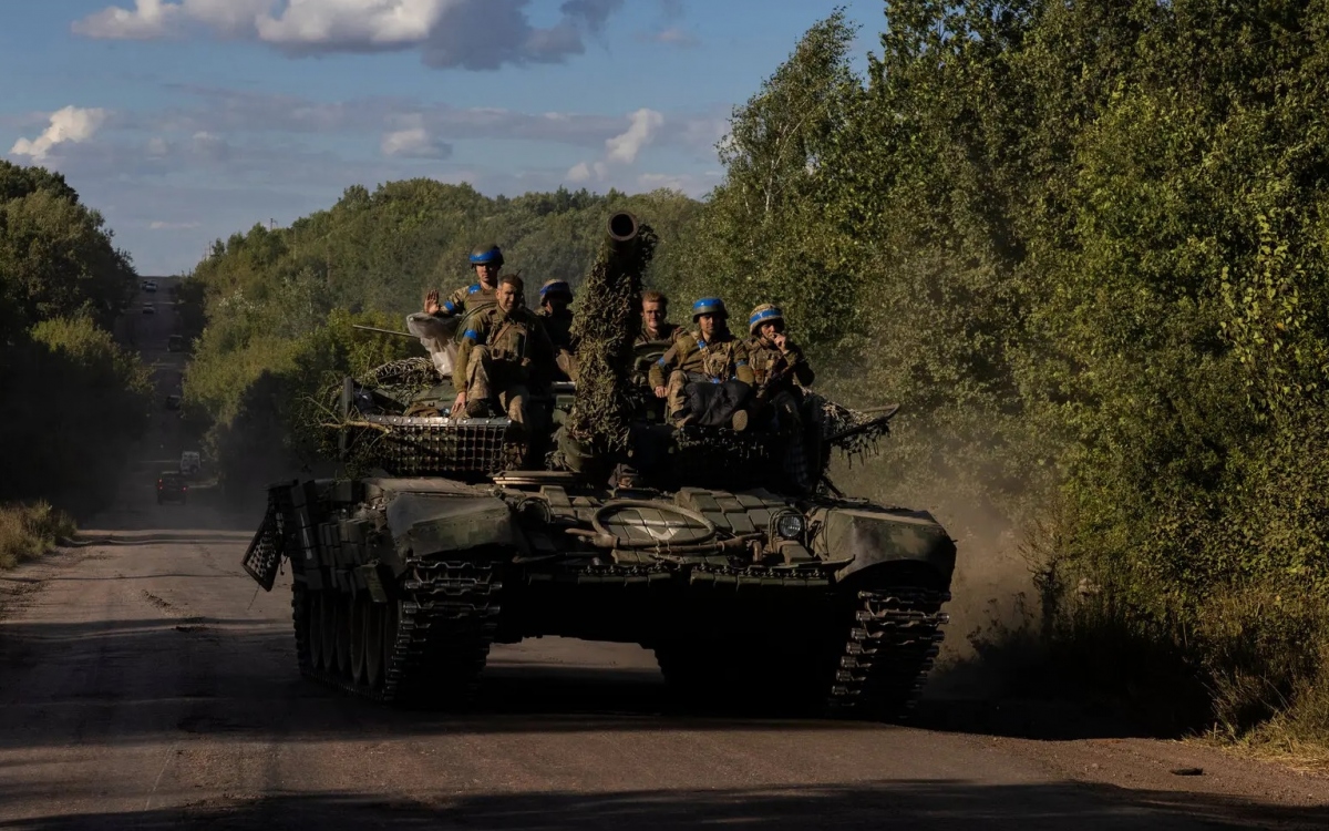 Xe tăng chở lính Ukraine ở tỉnh Sumy giáp ranh với Nga. Ảnh: Nytimes.