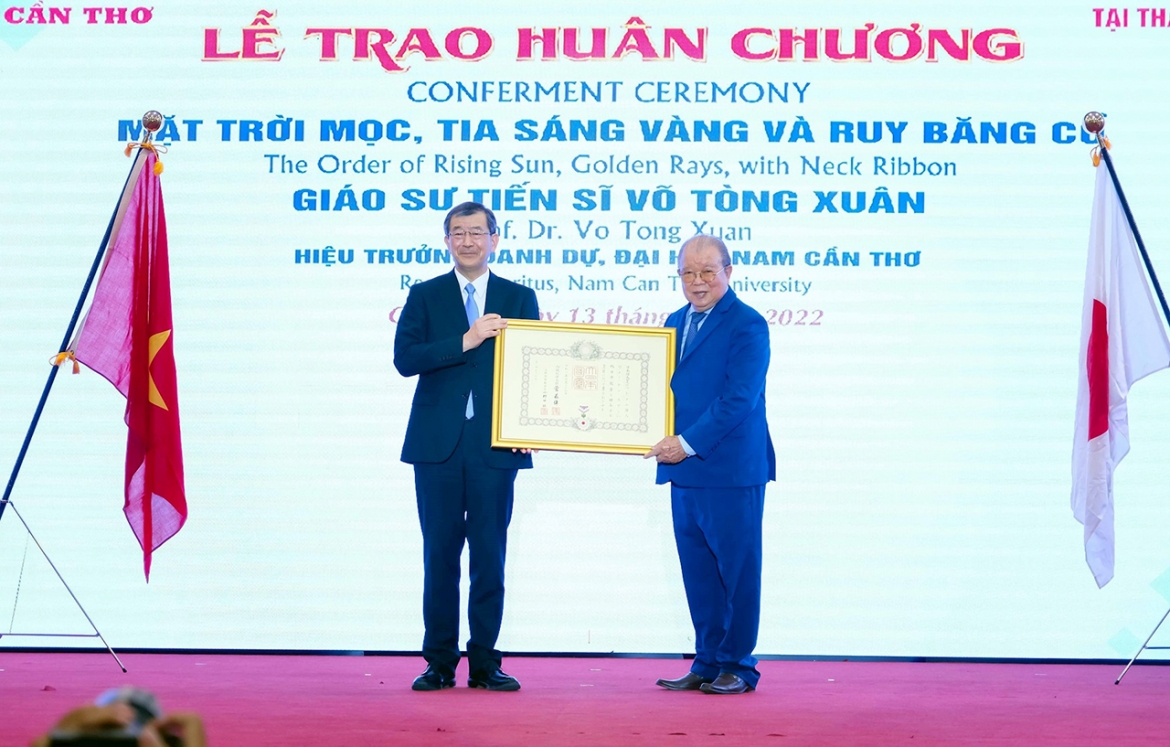 Tổng Lãnh sự Nhật Bản tại TP.HCM Watanabe Nobuhiro trao Huân chương Mặt Trời Mọc, Tia Sáng Vàng và Ruy Băng Cổ của Chính phủ Nhật Bản cho GSTS Võ Tòng Xuân (tháng 4/2022)
