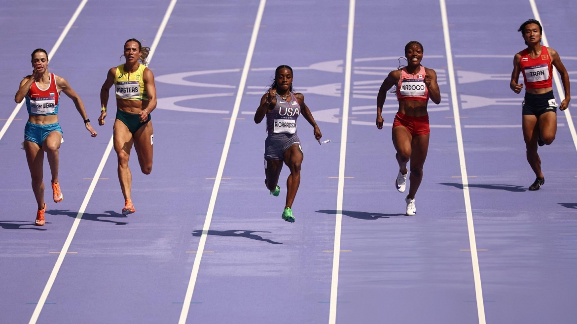 Nhi Yến tranh tài cũng Sha'Carri Richardson, ĐKVĐ thế giới nội dung 100m nữ. (Ảnh: Getty). 