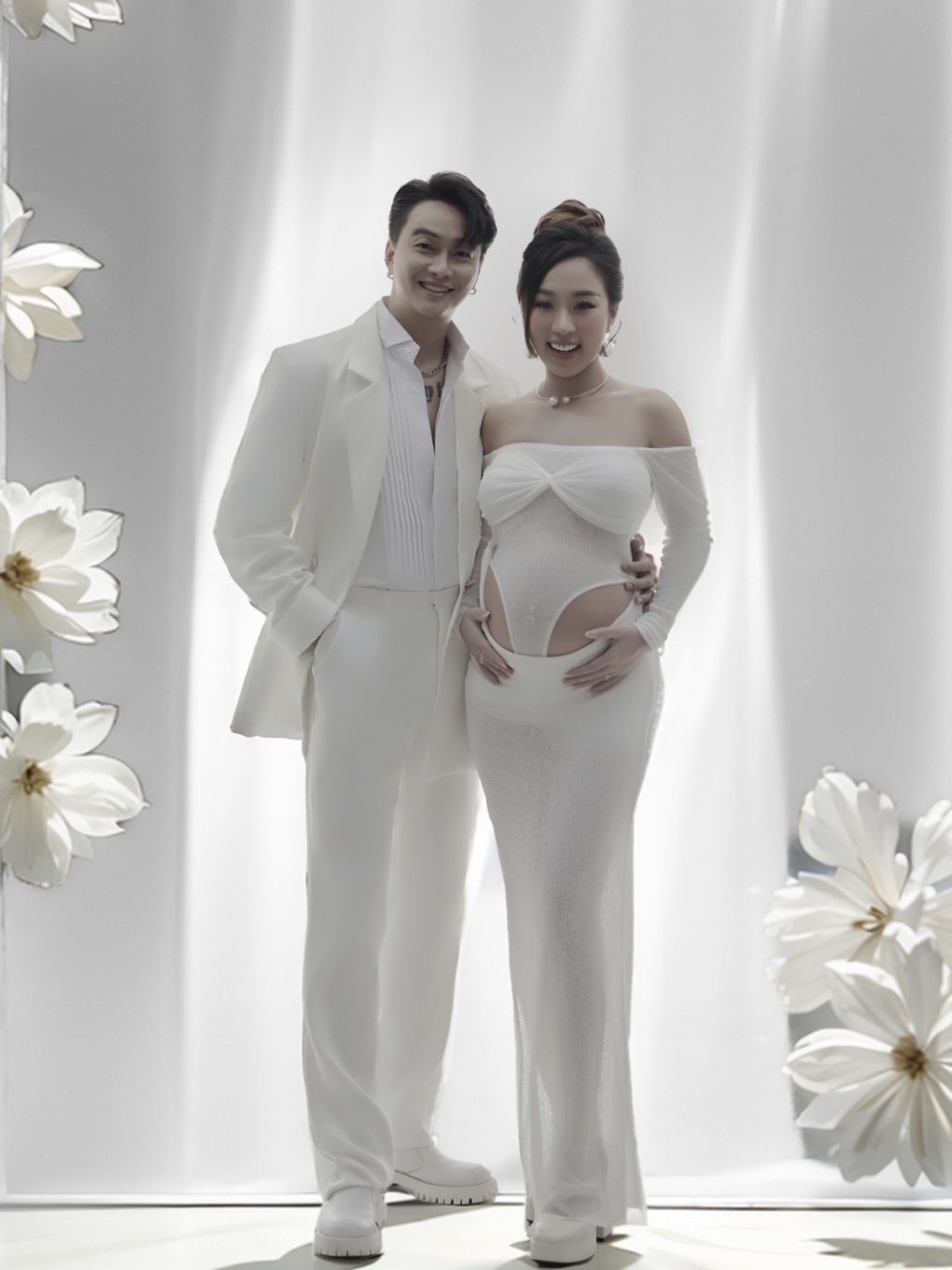 Tuyết Nhung - bà xã ca sĩ TiTi - sinh thường con trai đầu lòng tại một bệnh viện ở TP HCM, sáng 8/8. TiTi cho biết con trai anh chào đời lúc 9h, nặng gần 3 kg. Vợ chồng anh đặt tên con là Phạm Gia Long vì bé sinh năm rồng.
