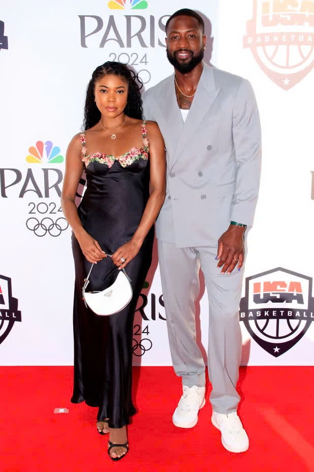 Gabrielle Union và Dwayne Wade tham dự lễ kỷ niệm bóng rổ do NBC tổ chức. Nữ diễn viên mặc váy liền thân viền hoa và xách túi Prada, trong khi chồng cô là vận động viên mặc vest xám và giày thể thao.