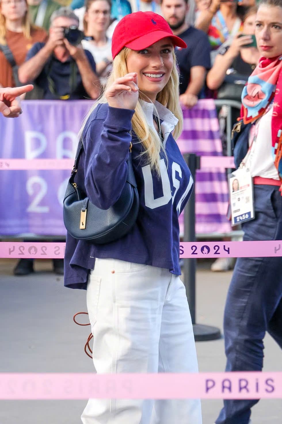 Emma Roberts có mặt tại Olympic Paris 2024 với thời gian giản dị nhưng toát lên tinh thần yêu nước mãnh liệt. 