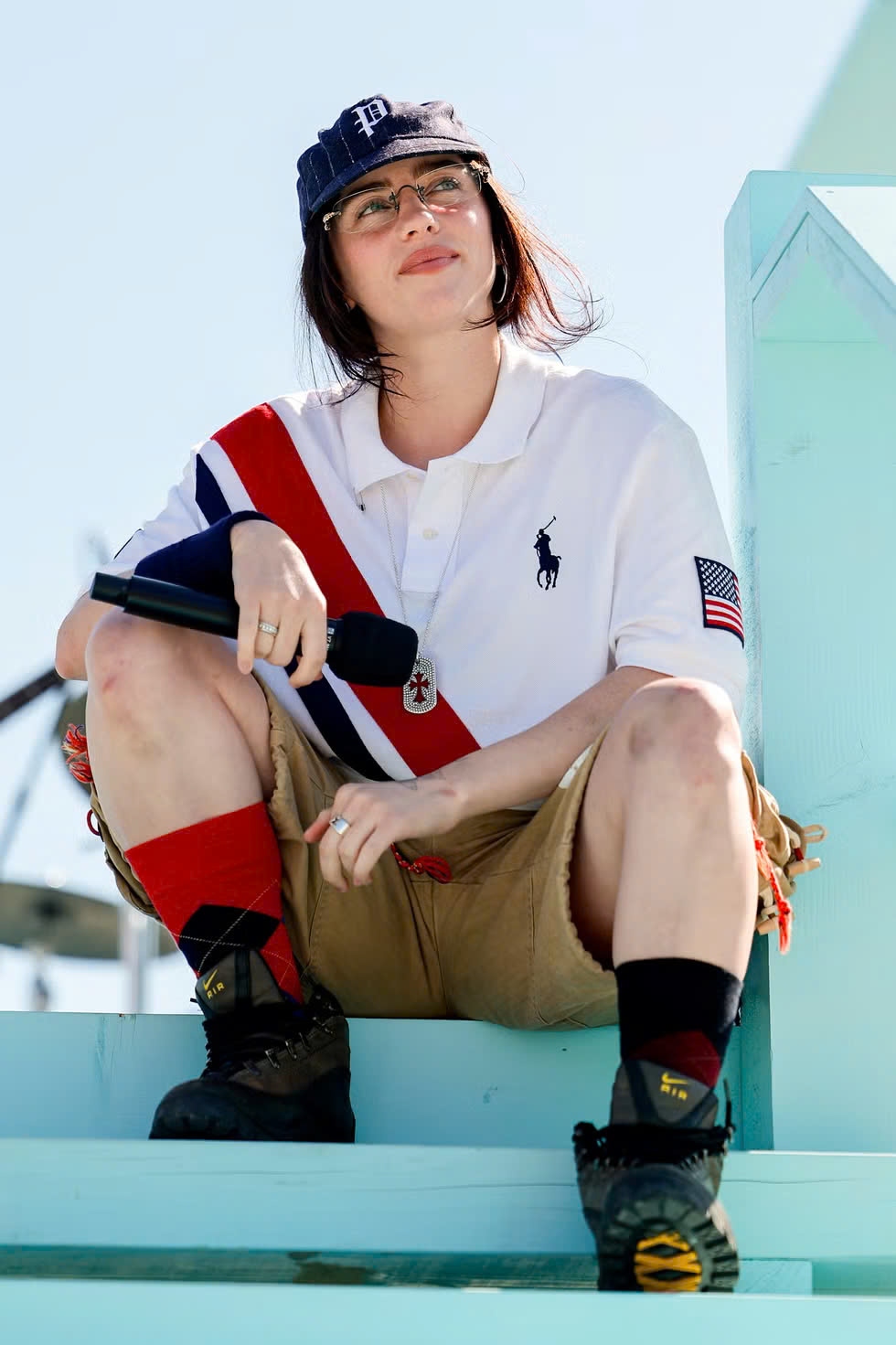 Billie Eilish diễn ca khúc viral TikTok tại lễ bế mạc Olympic Paris. Cô nàng mặc chiếc áo sơ mi Ralph Lauren USA và quần short cargo rất đơn giản mà không hề tầm thường.
