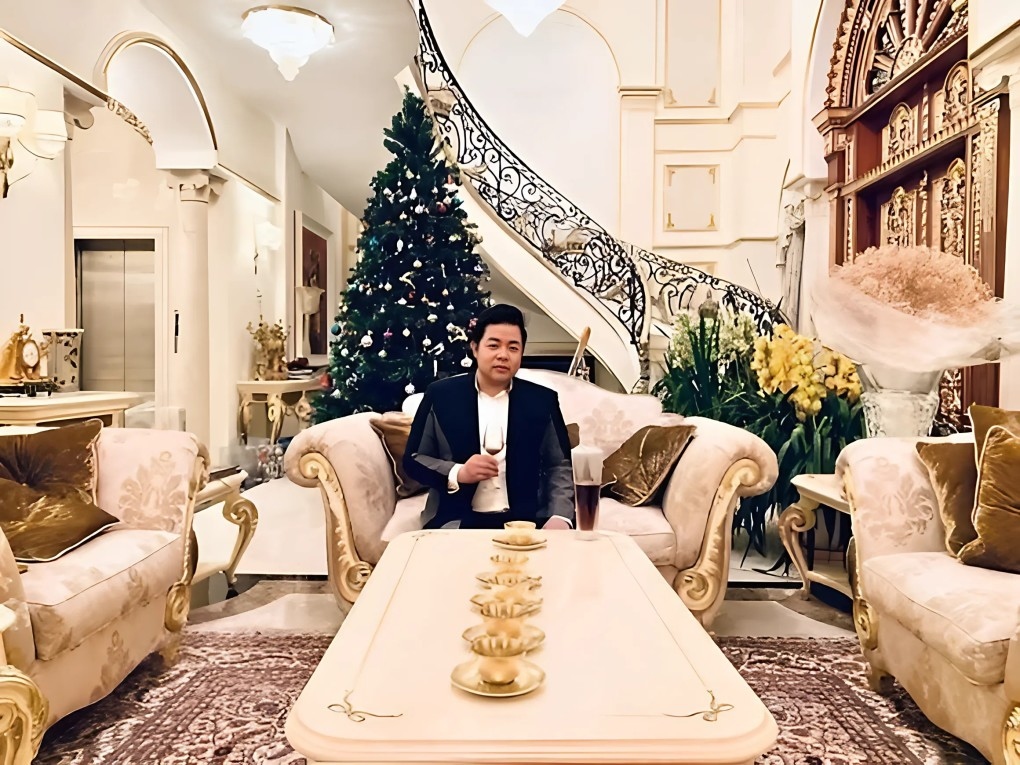 Quang Lê cho biết anh muốn thử vận may nên nhờ bạn đầu tư và lỗ 3,7 tỷ đồng trong thời gian ngắn. "Tôi tiếc ngẩn người nhưng biết làm sao vì 'dám chơi dám chịu'. Ban đầu, tôi nghĩ đơn giản là bạn mình chơi giỏi sẽ không thể thua, hoặc nếu thua cũng chỉ hao một chút", anh nói.