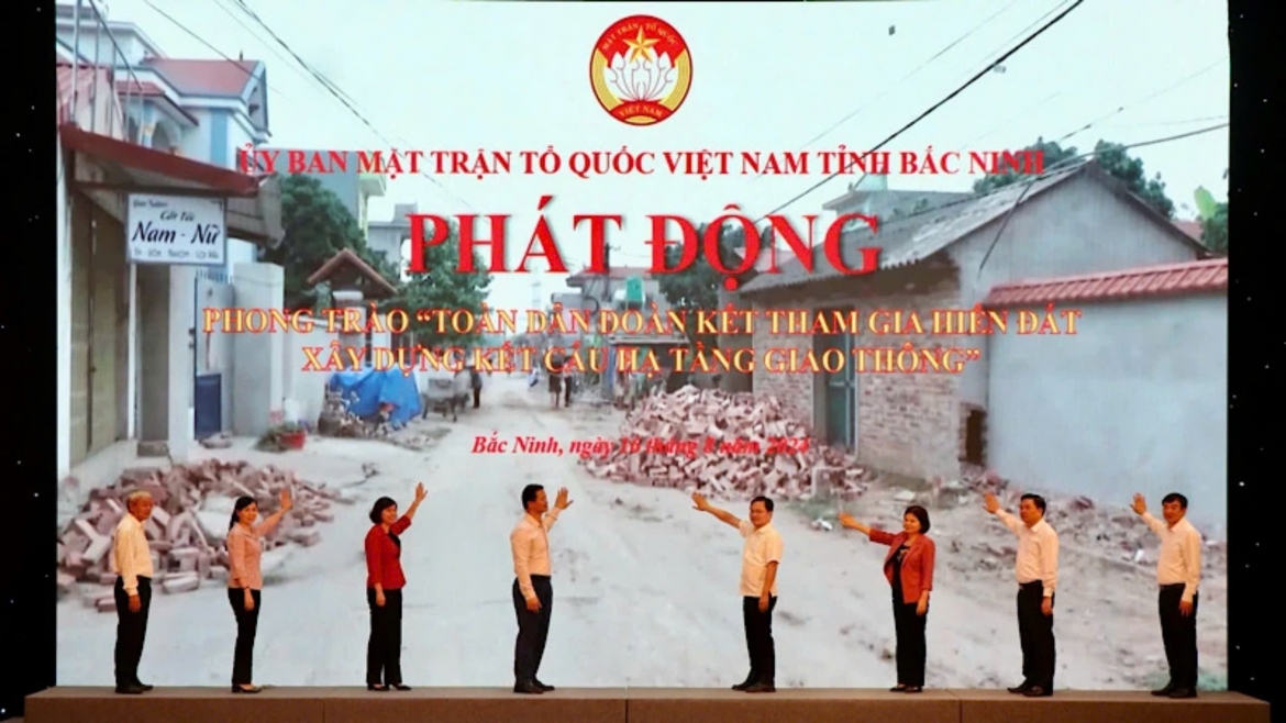 Các đại biểu ấn nút phát động phong trào “Toàn dân đoàn kết tham gia hiến đất xây dựng kết cấu hạ tầng giao thông”