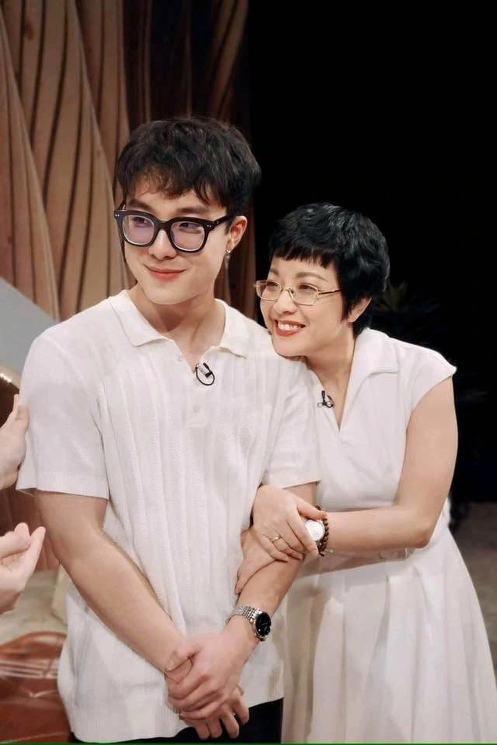 "Chỉ cần có một người sẵn sàng quan tâm mẹ, chăm sóc cho mẹ, tốt với mẹ em thì chắc chắn đấy sẽ là bố của em...", con trai NSND Công Lý và vợ cũ Thảo Vân chia sẻ.