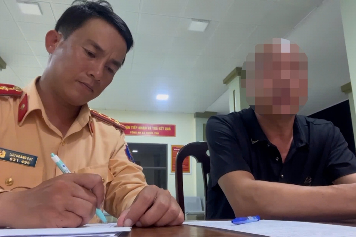 Lực lượng chức năng làm việc với tài xế vi phạm