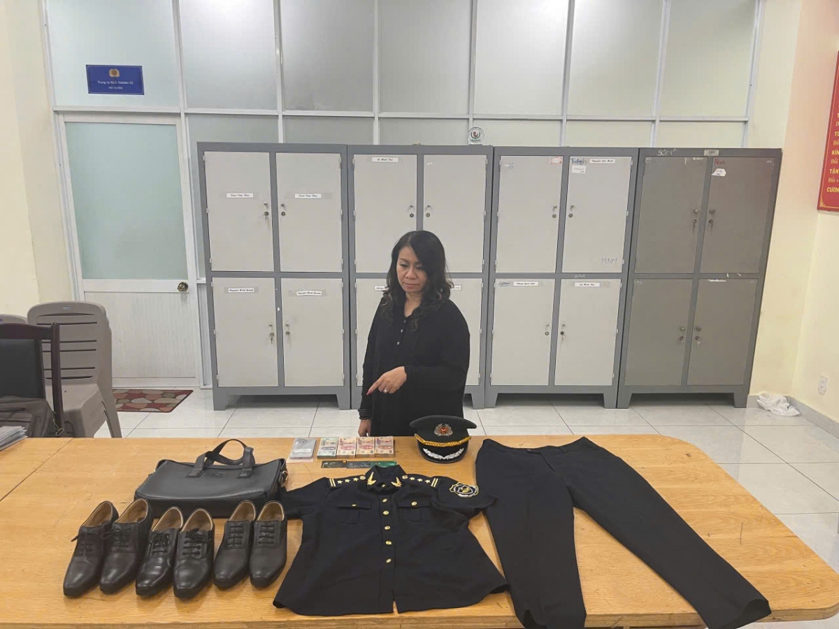 Nguyễn Thị Hạnh tại Cơ quan Công an cùng những đồ vật mà cơ quan CSĐT thu giữ được (Ảnh: CACC)