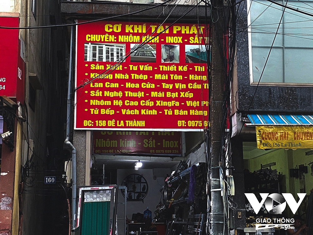 Anh Trần Quang Dũng - chủ Xưởng cơ khí Phát Tài (158 Đê La Thành, quận Đống Đa, Hà Nội) cho biết từ sau bão Yagi xưởng cơ khí của anh phải gác lại mọi yêu cầu thi công khác như làm cầu thang, cửa kính, hàng rào,... để tập trung khắc phục sự cố về mái tôn cho khách hàng.
